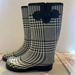 Henery Ferrara Tall Woman’s waterproof plaid rain boot with buckle detail size 7